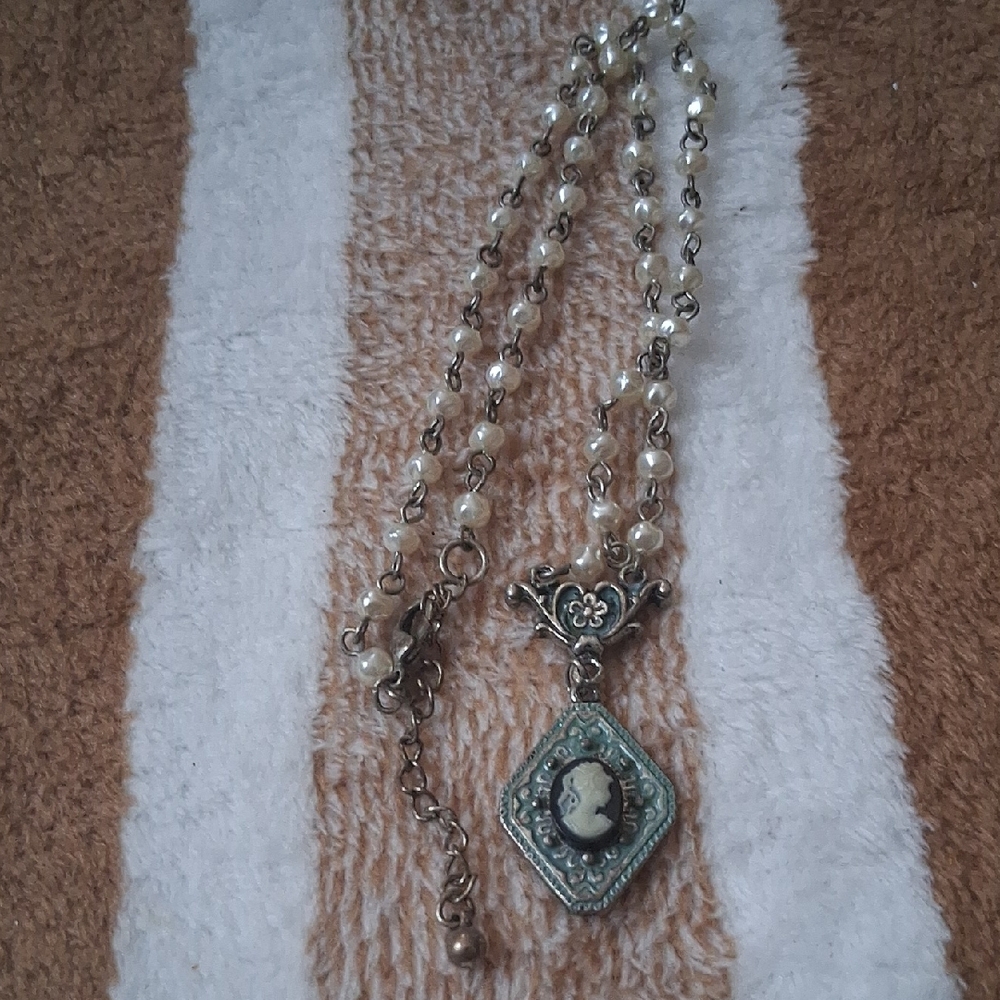 Vintage-Style Silver Cameo Pendant Necklace with Pearls - Silver/White